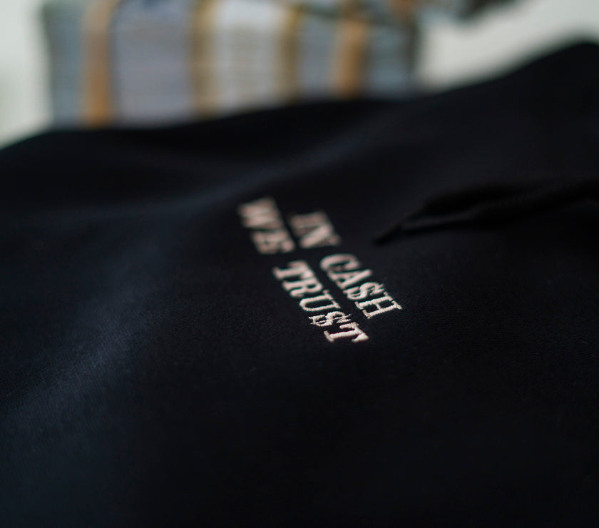 IN CASH WE TRUST HOODIE BLACK