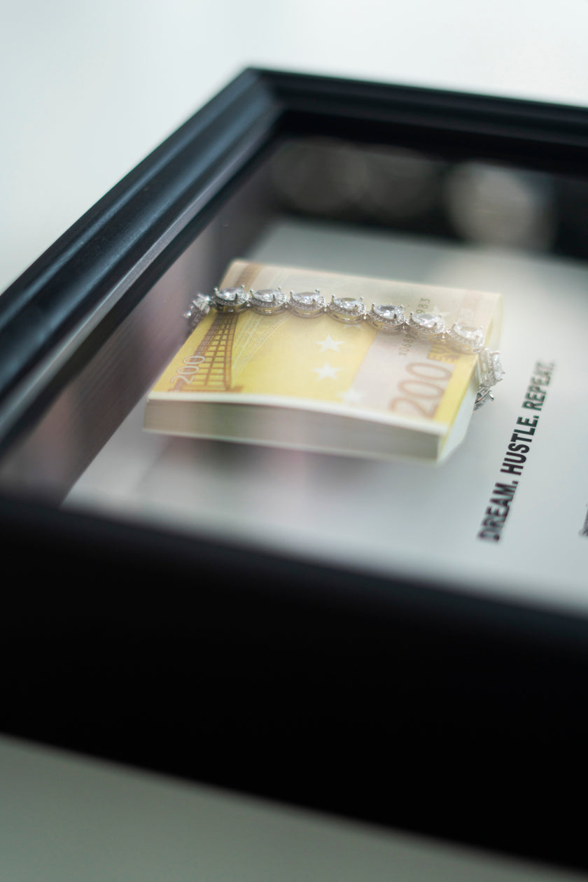 HUSTLE FRAME (EXCLUSIVE)